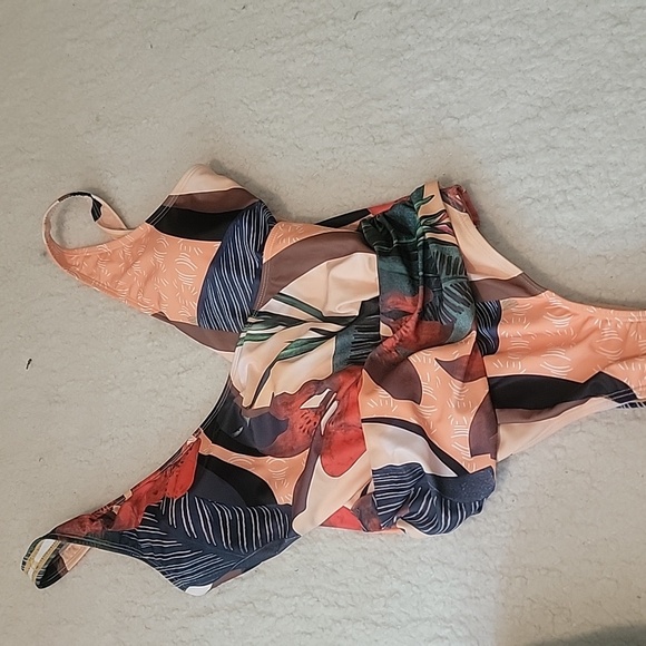 New One piece with matching wrap - Picture 8 of 9